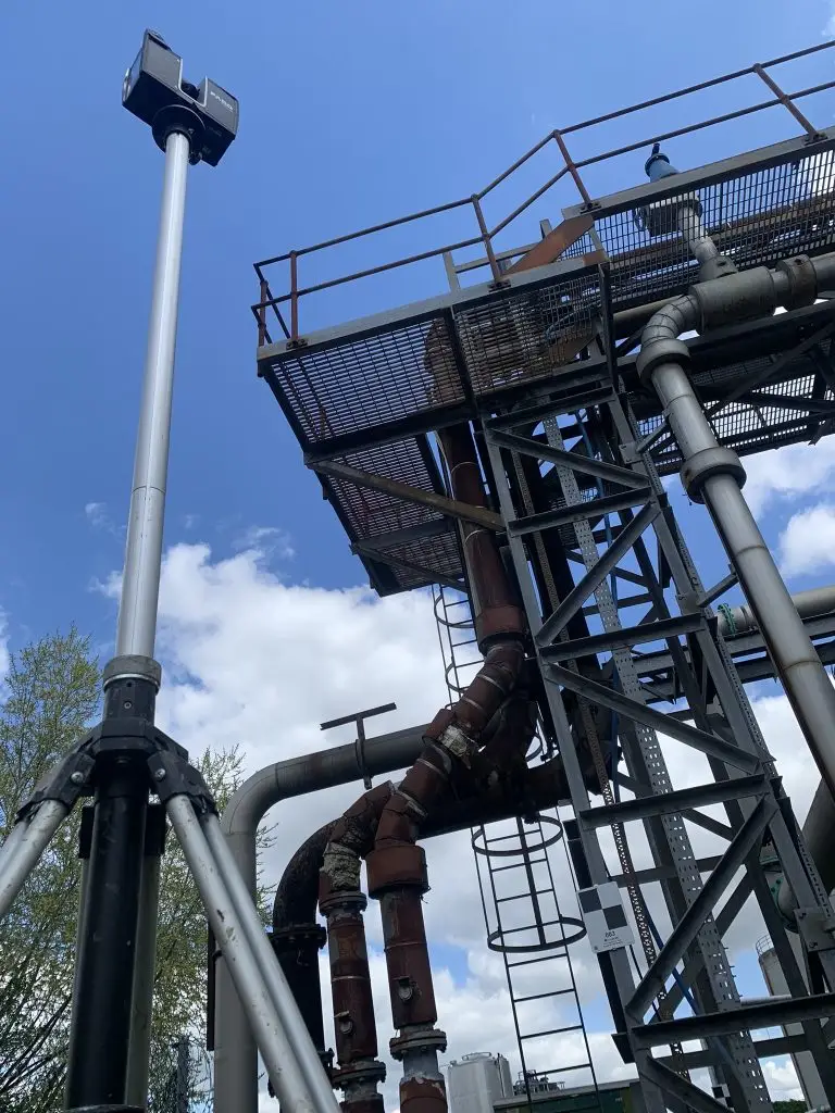 PointSCAN 3D laser survey operating elevated tripod